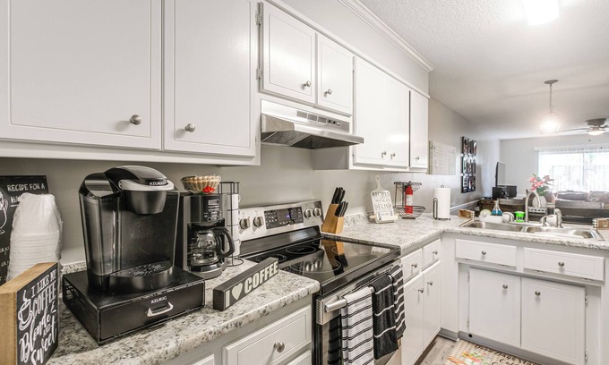 Valdosta Apartment | 9 Mi to Moody Afb: Newly Updated Condo Near Dining