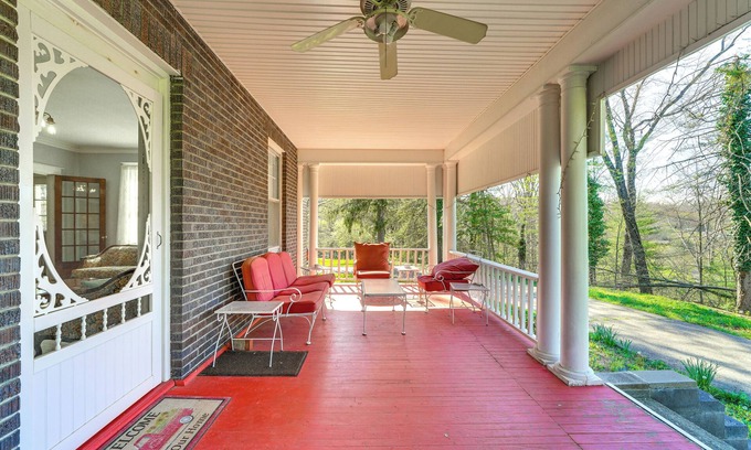 Redstar House | 9 Mi to New River Gorge: Spacious Retreat w/Porch