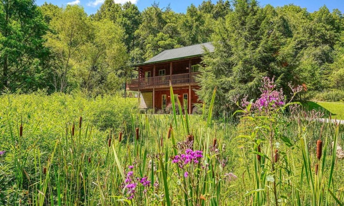 Logan Cabin | 9 Miles from Old Man's Cave, High Speed Starlink Internet, Hot tub, sleeps 12