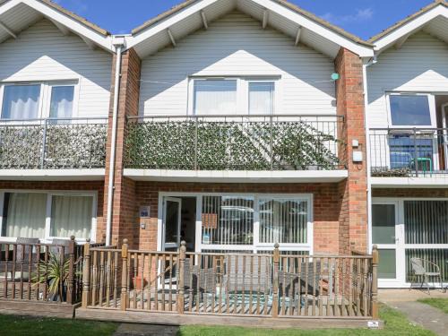 Corton House | 98 Waterside Park