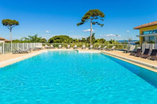 Le Brusc Apartment | A 500 mètres des plages et du port du brusc, Les terrasses des embiez avec piscine et spa