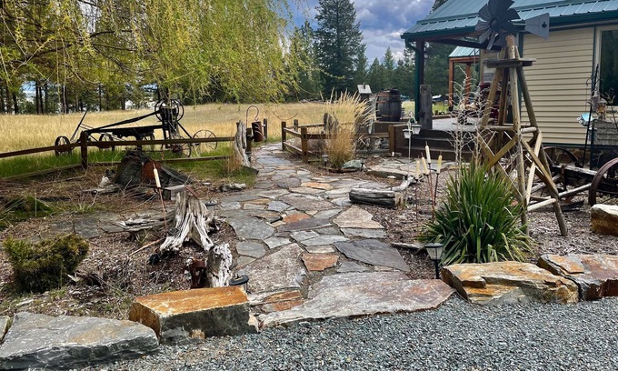 Rexford House | A Beautiful Log Cabin in West Kootenai