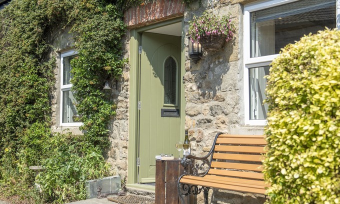 Hunton Apartment | A charming 17th century cottage perfect for families set in Hunton