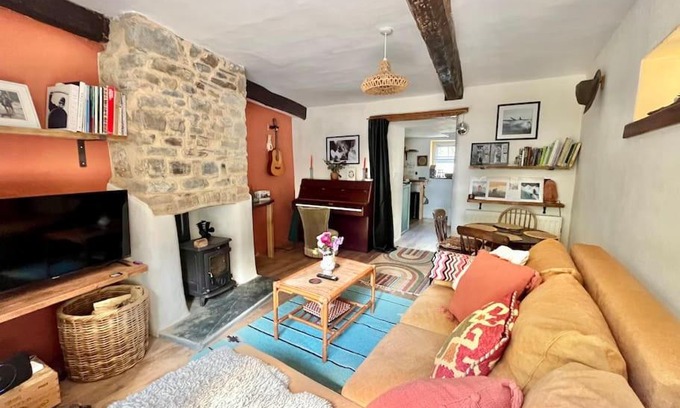Stratton House | A charming, colourful, country cottage.