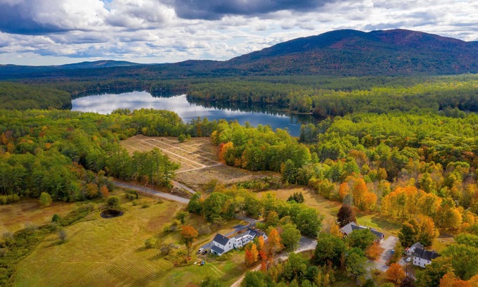Freedom House | A Charming Family-Friendly Historic House, Lake Access & a Peaceful Meadow View