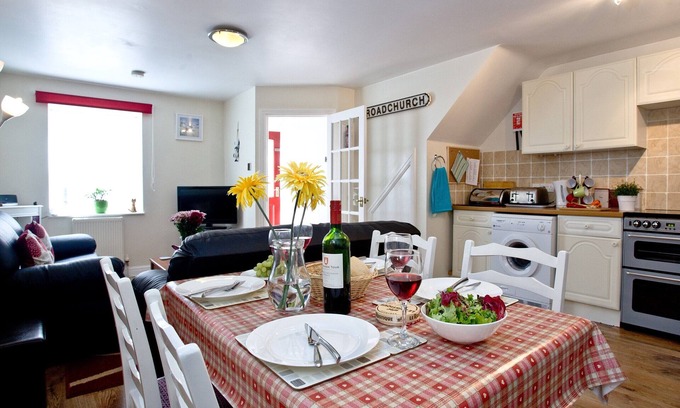 Bridport House | A charming two bedroom cottage perfect for a family break to Dorset.