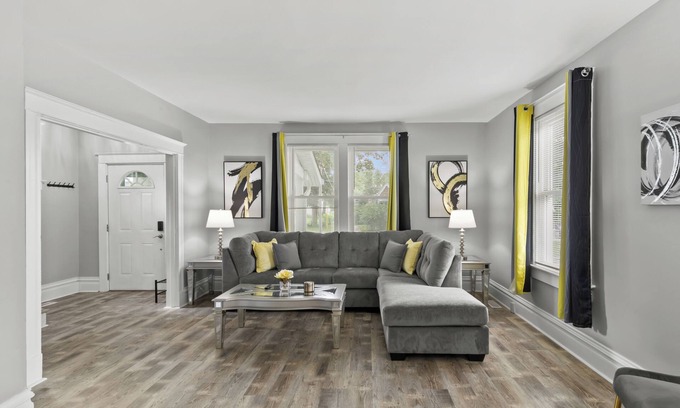 St. Louis House | A Chateau Experience! Easy Access, Relaxed Vibes near Airport, Hospitals & HWYs