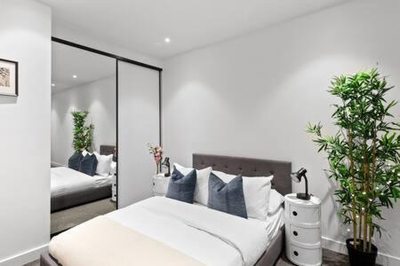 Carlton South Apartment | A Comfy & Charming 2BR Apt Near Melbourne Central
