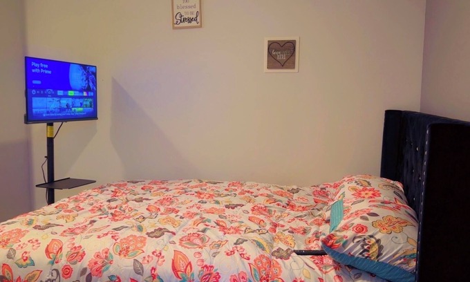 Norcross House | A comfy Unique 1-bedroom with WiFi, T.V and jack & jill bathroom