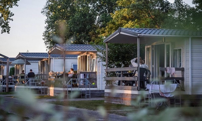Notter Cabin | A cozy cottage with porch for the whole family. Celebrate vacations!