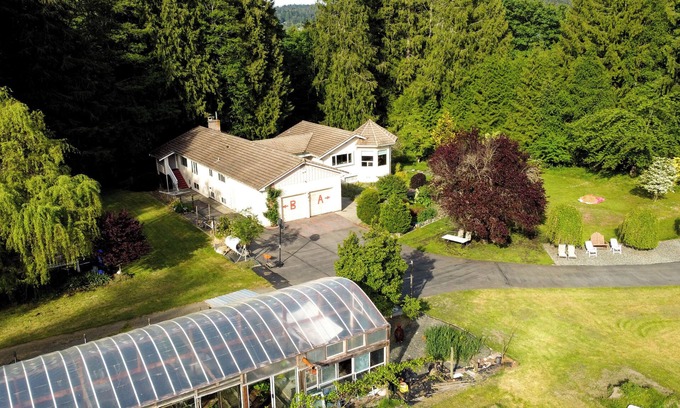 Regional District of Nanaimo House | A cozy forest retreat near the lake, perfect for families or groups.