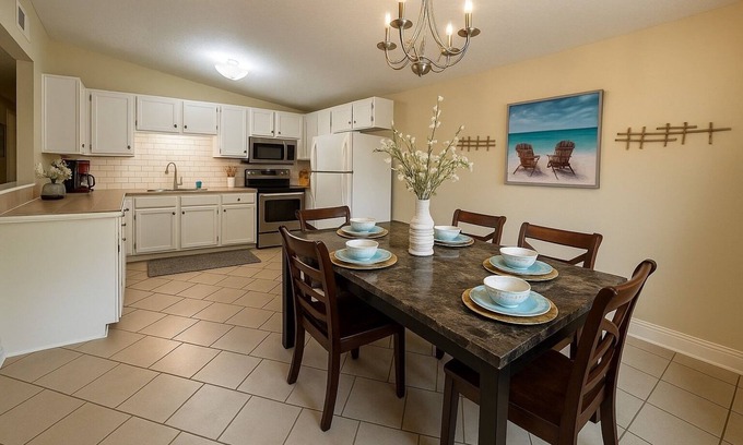 Tupelo House | A Family Haven N' Heart of Tupelo: 4 Bedrooms, 6 Beds, 1.5 Baths Sleeps 8 or 9
