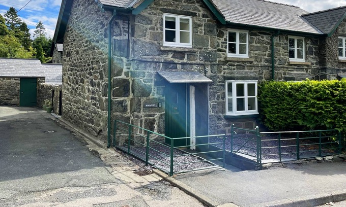 Pentre-Foelas Apartment | A foelas 2 bed cottage that sleeps 4 guests in 2 bedrooms