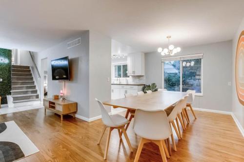 Arvada House | A Great Location Modern Home With A Hot Tub