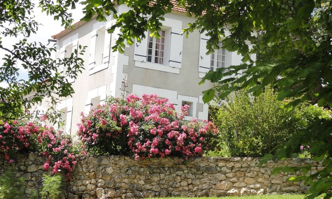 Douville House | A haven of peace, surrounded by magnificent parkland, in the heart of Périgord