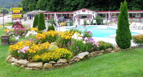 Maggie Valley Hotel | A Holiday Motel - Maggie Valley