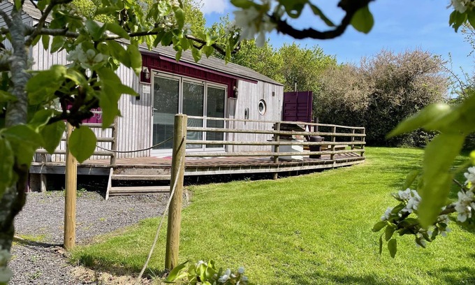 Brightlingsea Cottage | A lee wick farm accommodation that sleeps 4 guests in 1 bedroom