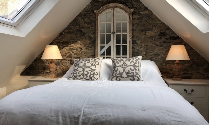 Kirkton Manor Cottage | A light filled studio space, with large bathroom and balcony bedroom