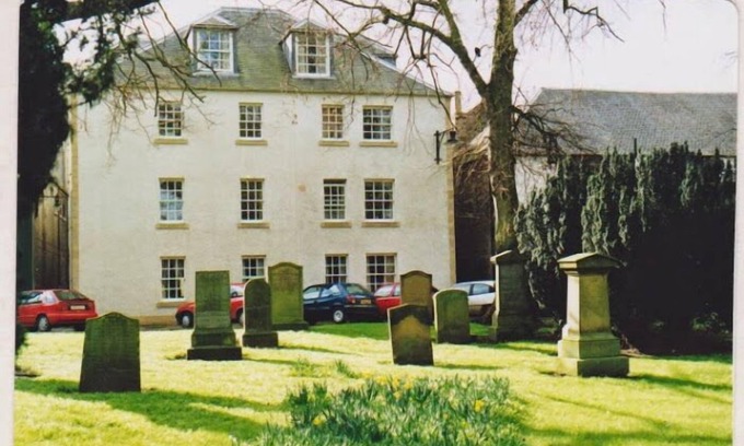 Kelso Apartment | A light & spacious flat, overlooking ruins of Kelso Abbey, close to town centre.