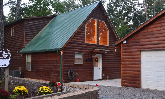 Unaka Cabin | A Majestic Mountain Getaway, Walk to Lake Hiwassee
