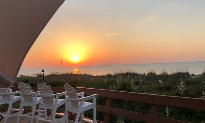 Buckroe Beach House | A MINI PARADISE-"THE FRISKY DOLPHIN"PRIVATE BEACH- 3BED, 2BATH!