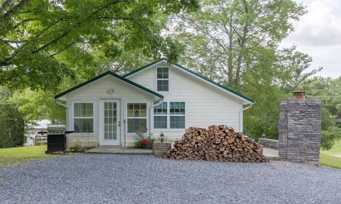 Wears Valley House | A Mountain Cottage 2 Bedroom Cabin by RedAwning