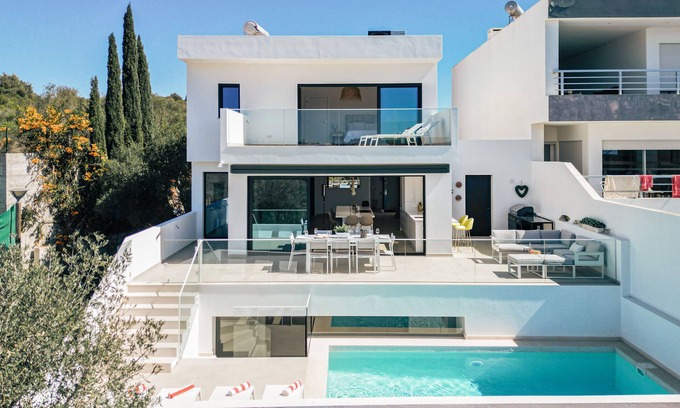 Salema Villa | A New Luxury Vila located in Salema- Sleeps 6/8 - 8 mins walk to the beach