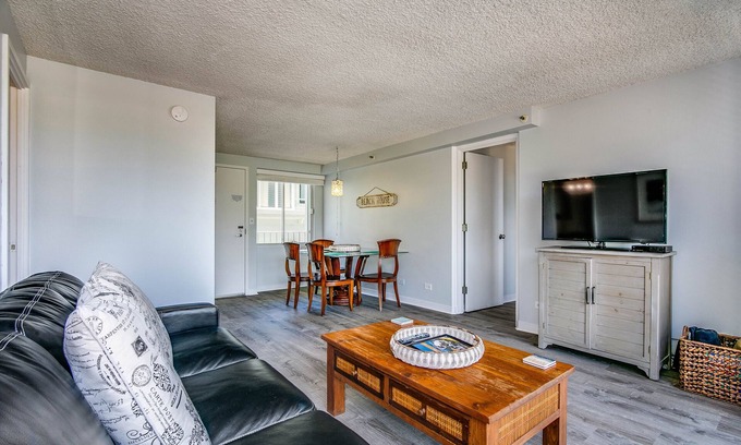 Diamond Head - Kapahulu - St. Louis Condo | A One Bedroom Gem at the Diamond Head Beach Hotel - Queen Suite 602 Sleeps 4