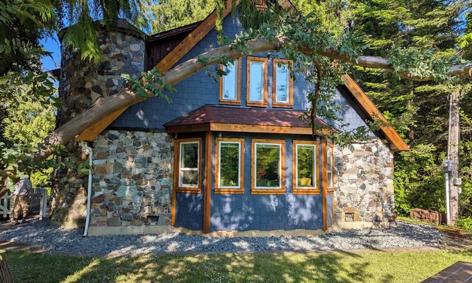 Yellow Point House | A One-of-a-Kind Rural Stay on Covered Wagon Trail (with EV Charging)