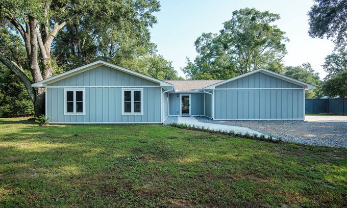 Fairhope House | A Quiet 4 Bedroom Fairhope Home, 1 Acre, Family Friendly & Downtown in Minutes