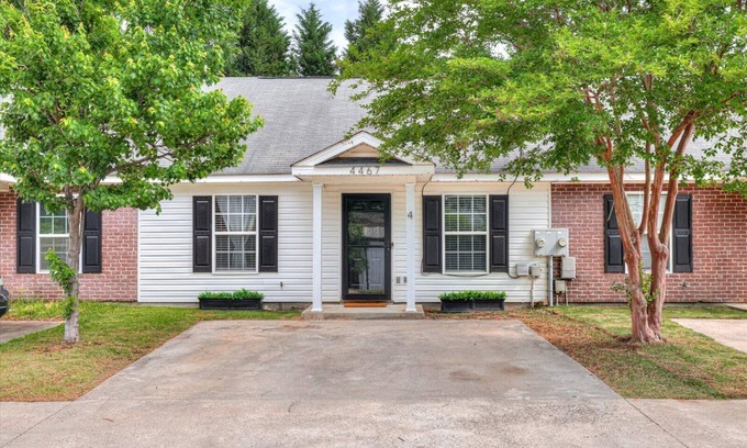 Evans House | A quiet space perfect for business and medical professionals.