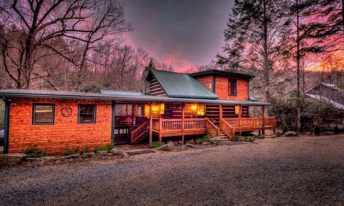 Dial Cabin | A River Runs Through It - River front | Hot Tub | Pool Table | Fire pit