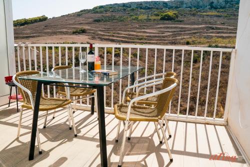 Marsalforn Apartment | A seaside holiday home with country views