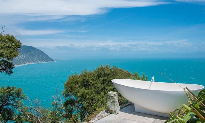 Nelson Region Cabin | A secluded hut with breathtaking ocean views