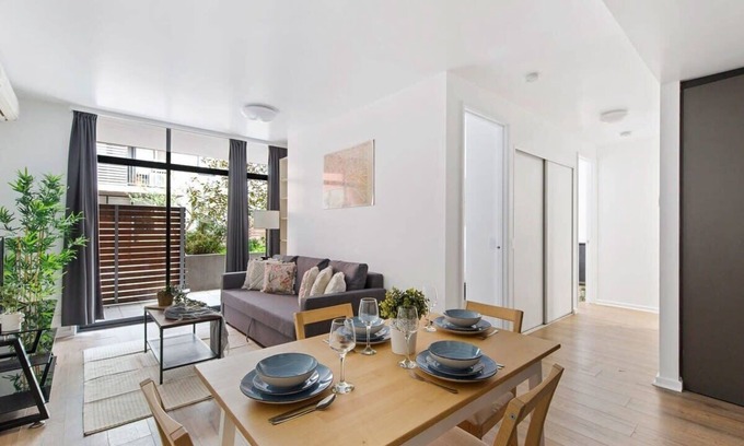 Collingwood Apartment | A Spacious 2BR Apt with a Courtyard & FREE Parking
