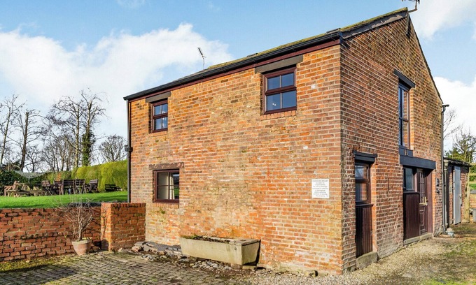Poulton-le-Fylde Cottage | A spacious cottage with a first floor living space boasting far reaching views.