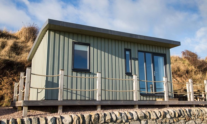 Anstruther Cabin | A standard beach hut that sleeps 4 guests in 1 bedroom