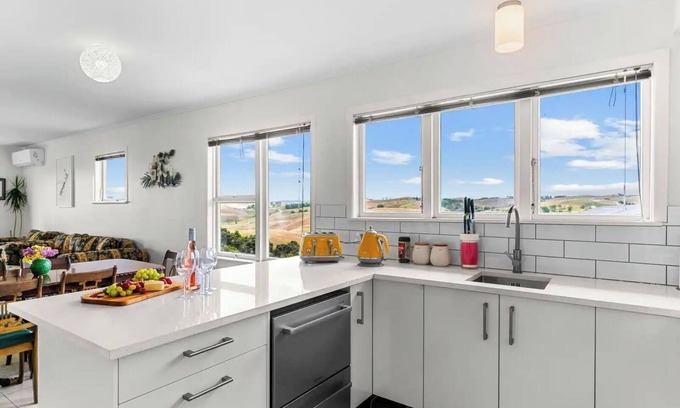 Kaiwaka House | A symphony of rural and sea views!