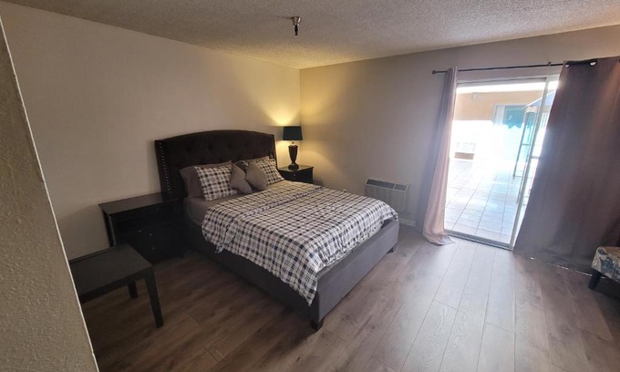 Pico - Robertson Hotel | (A17) Lovely Queen Bed Hotel Style