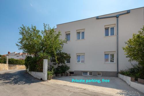 Stobrec Apartment | A2 apt near beach w patio parking and grill