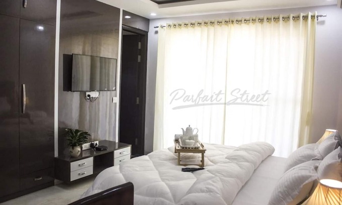 Sushant Lok Apartment | Abode near Fortis hospital w balcony and elevator