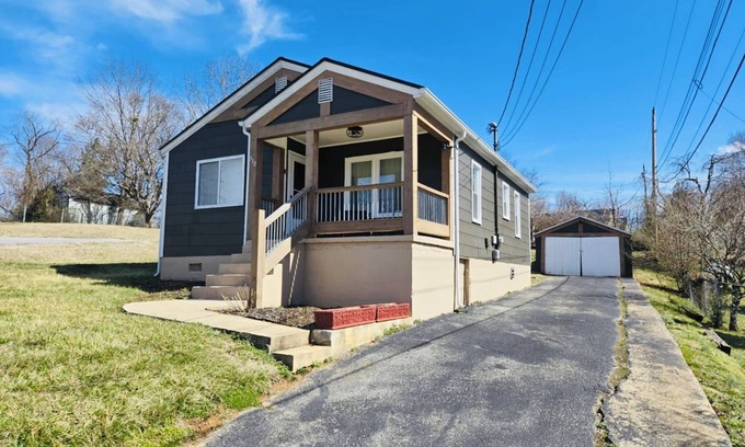 Johnson City House | About 5 mins away from Downtown, ETSU, Milligan & parks!