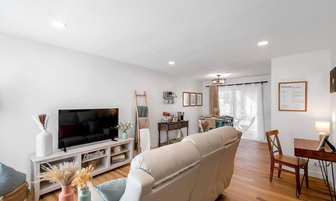 Wichita Apartment | Above Par-Modern Apartment-King