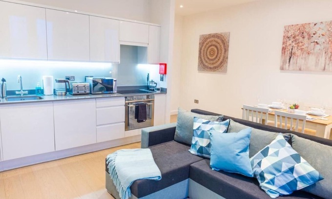 St Albans Apartment | Absolute Stays on Grosvenor-luton Airport-st Albans Train Station-harry Potter