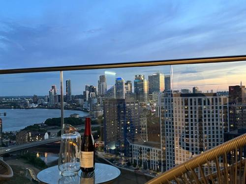 Canning Town South Apartment | AC Luxe Penthouse with Free Parking