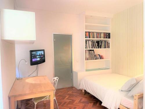 Justicia Apartment | Acogedor apartamento, exterior con balcón y aire acondicionado en Chueca, Madrid
