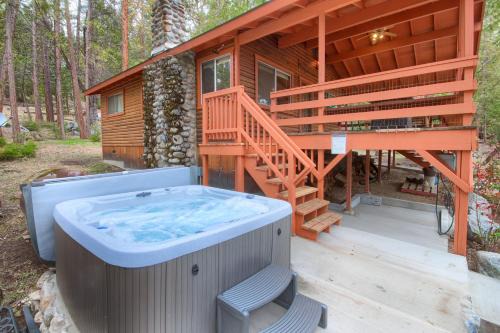 North Wawona House | Acorn Alley Inside Yosemite - Dog Friendly w/Hot tub, Fire pit, EV Charger
