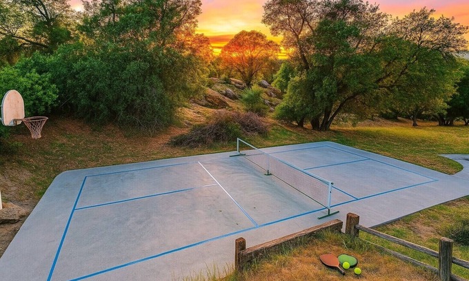 Oakhurst House | ADA Accessible! Pickleball, BBQ, Fire pit & more