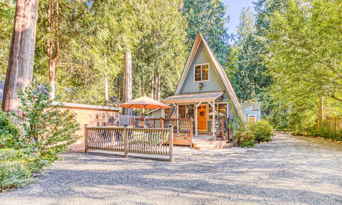 Marmot Cabin | Adorable A-frame cabin w/nearby river access, game room, wood stove, firepit