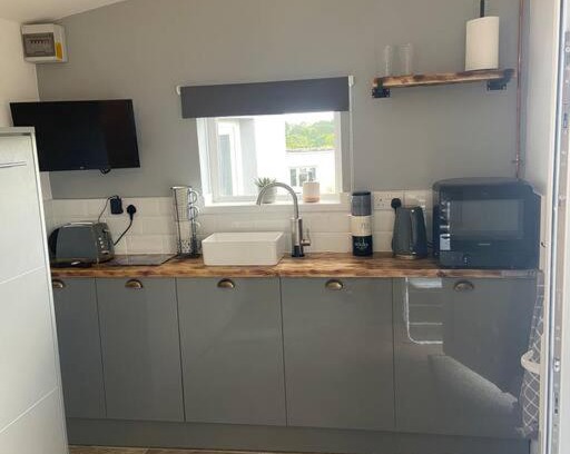 Wiseman's Bridge House | Adorable bedsit for you, partner and your pet!
